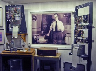 Б. Скиннер в своей лаборатории